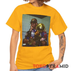 Rare Vintage Lakers Kobe Bryant Sitting Holding Trophy Shirt