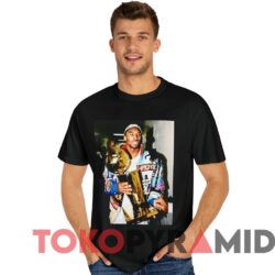 Vintage Lakers Kobe Bryant Holding Trophy Unique Tee Black T shirt